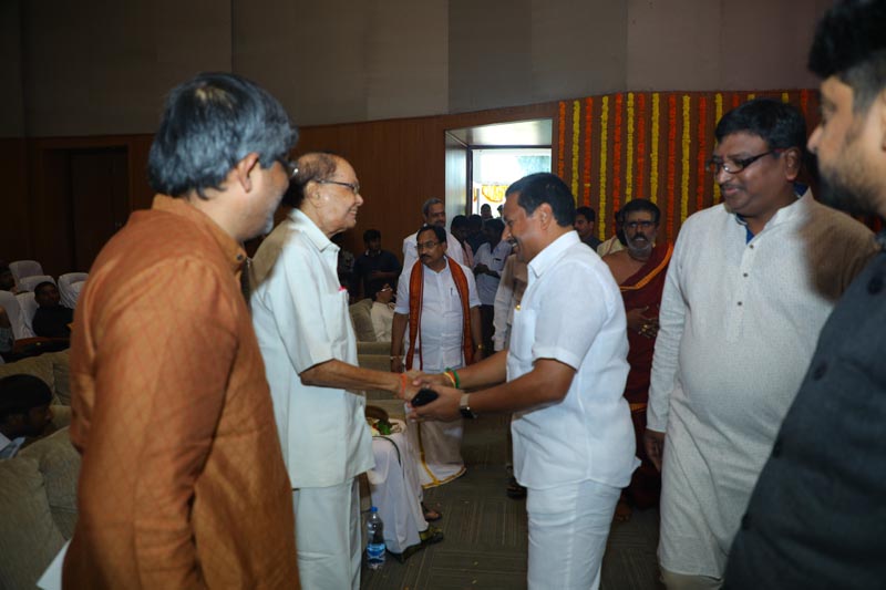 Sri Mulugu Ramalingeshwara Varaprasad Siddhanti was honoured with Jyotishyasastra Vignana Visharadha at Tummalapalli Kalakshetram, Vijayawada (67)